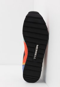 Färgglad Merrell-sneaker sula, med svart gummi och djupa spår, orange och blå mockadetaljer, samt en vit logotags.