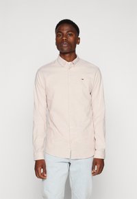 Tommy Jeans SLIM STRETCH OXFORD SHIRT - Camisa - tawny sand