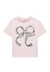 Lyserød bomulds t-shirt med en sort udskrift af en sløjfe og teksten "GOOD AND POSITIVE" i en enkel skrifttype. Korte ærmer.