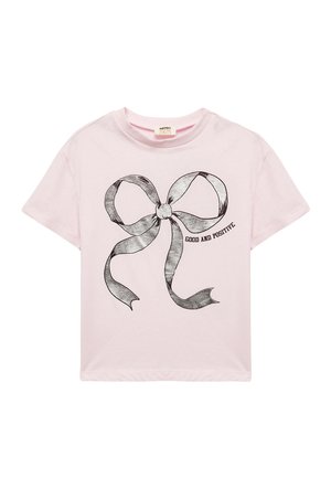 Helles rosa Baumwoll-T-Shirt mit einer schwarzen Umrissgrafik eines Bows und dem Text "GUT UND POSITIV" in einer schlichten Schriftart. Kurze Ärmel.