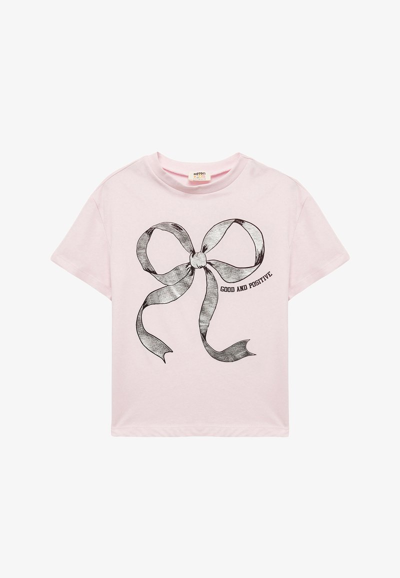 Lyserød bomulds t-shirt med en sort udskrift af en sløjfe og teksten "GOOD AND POSITIVE" i en enkel skrifttype. Korte ærmer.