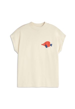 Camisa crema de manga corta con cuello redondo y pequeño gráfico de peces rojos y azules en el lado izquierdo del pecho.