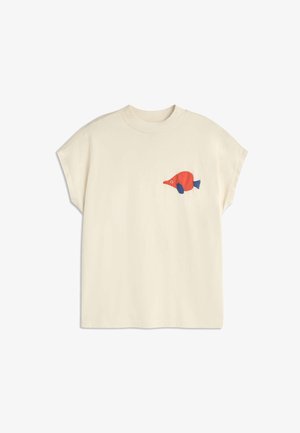 Camisa crema de manga corta con cuello redondo y pequeño gráfico de peces rojos y azules en el lado izquierdo del pecho.