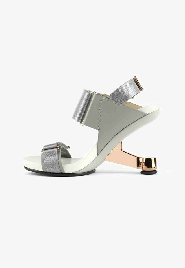 Sandales à talons hauts - gris