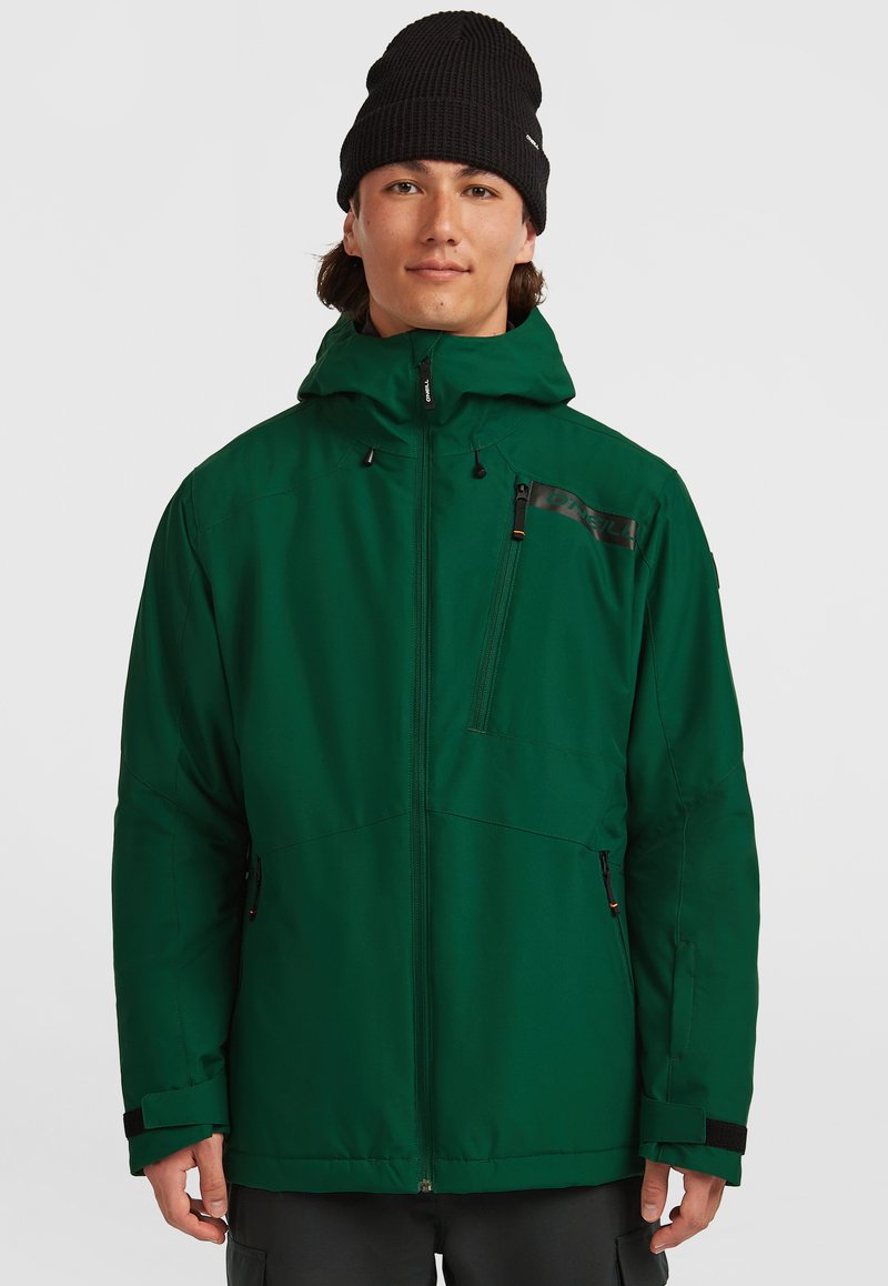 Groene geïsoleerde jack met verstelbare capuchon, rits aan de voorkant en ritszakken. Bevat een zwart logo en klittenband verstelbare manchetten.