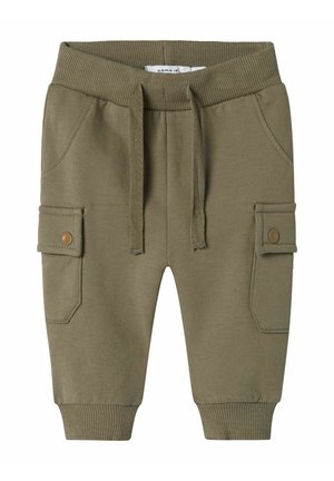 Joggers verdi in cotone con vita e polsini a costine, dotati di due tasche laterali e tasche aggiuntive con patta e chiusure a scatto.