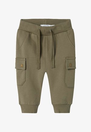 Zeleni bombažni jogger hlače z rebrastim pasom in manšetami, ki vključujejo dve stranski žepu in dodatna žepa z obrakom ter zapiranjem na snap.