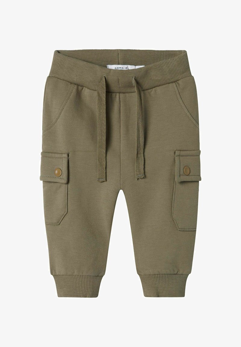 Zeleni bombažni jogger hlače z rebrastim pasom in manšetami, ki vključujejo dve stranski žepu in dodatna žepa z obrakom ter zapiranjem na snap.