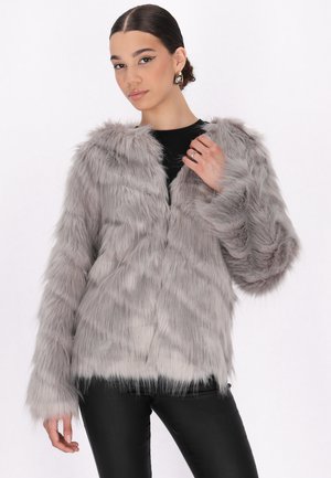 Graue Kunstpelzjacke mit weichem, strukturiertem Finish, langen Ärmeln und lockerer Passform, mit geradem Saum und ohne sichtbare Verschlüsse.