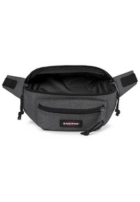 Harmaa kangasta vyölaukku, jossa on sileä pinta, vetoketjullinen pääosasto, ulkoinen etutasku ja säädettävä hihna. Sisältää Eastpak-logon.