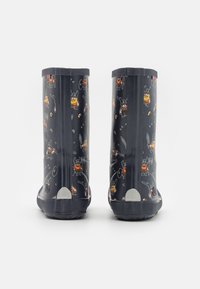 Svarta gummistövlar med en lekfull tecknad mönster av vikingar i orange och gult, med silverdetaljer på klackarna.