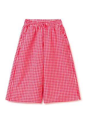 Pantalones cortos de pierna ancha a cuadros rojos y blancos con cintura elástica y bolsillos delanteros, sobre una superficie blanca.