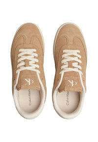 Sneaker in suede beige con lacci bianchi, punta rotonda e logo stampato sulla linguetta. Fodera interna morbida e suola in gomma per un'ammortizzazione ottimale.