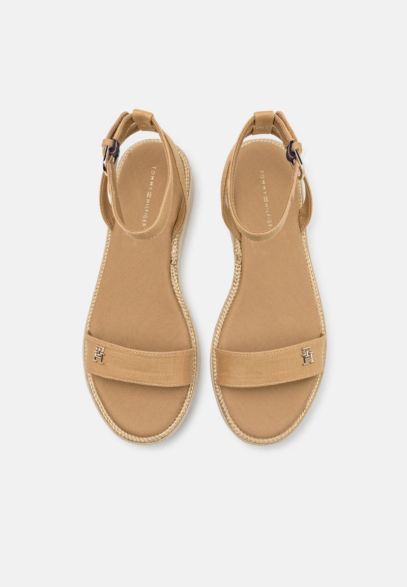 Tommy Hilfiger FLATFORM - Plateausandalette - classic khaki/gold 