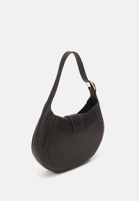 Černá kožená taška přes rameno s křivkovým designem, se kontrastním šitím, plochým uzávěrem a robustním popruhem.