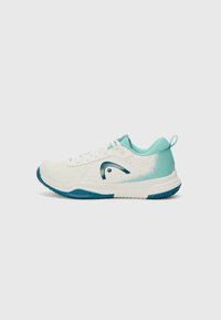 Tennis-sko med overdel i hvit mesh, lyse teal-detaljer og en teksturert gummisåle. Har en logo på siden og perforeringer for ventilasjon.