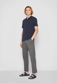 ECCO COZMO M - Pantolette flach - multicolor ombre