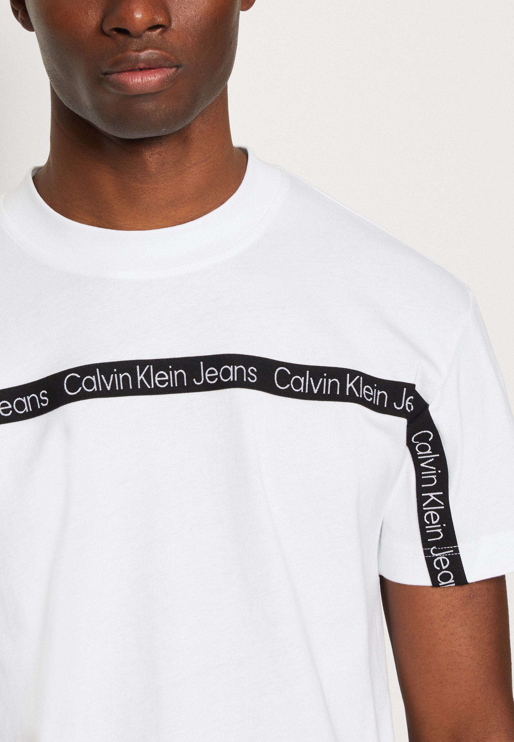 Calvin Klein Jeans LOGO TAPE - Print T-shirt - bright white