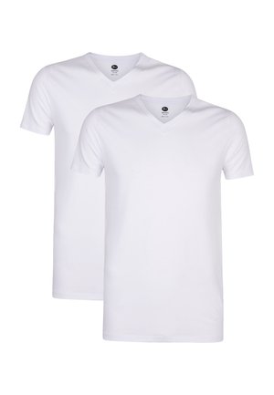 Twee witte T-shirts met V-hals en korte mouwen, gemaakt van gladde stof. Elk shirt heeft een label bij de halslijn. Eenvoudig ontwerp, zonder patronen of accenten.