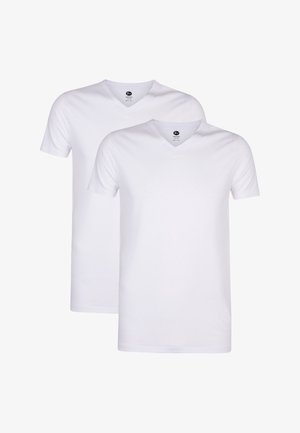 Twee witte T-shirts met V-hals en korte mouwen, gemaakt van gladde stof. Elk shirt heeft een label bij de halslijn. Eenvoudig ontwerp, zonder patronen of accenten.