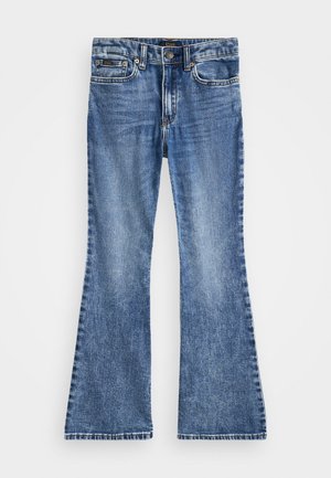 Jean en denim bleu clair évasés avec un design classique à cinq poches, fermeture à bouton en métal et couture contrastante. Texture douce, finition délavée.