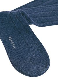 Calzini blu navy realizzati in morbido tessuto, con texture a costine e branding stampato "PEROFIL" sul lato. Design a punta tonda.