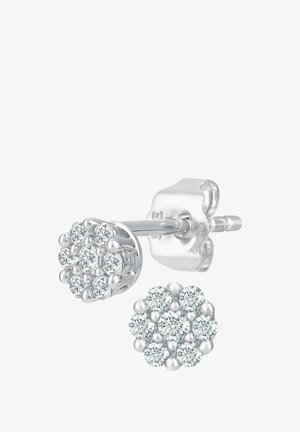 Srebrne kolczyki na sztyfcie z okrągłymi skupiskami małych, przejrzystych, okrągłych cyrkonii, osadzone w polerowanej metalowej podstawie z podniesionymi akcentami.