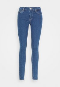 Jeans de mezclilla azul ajustados con cintura alta, diseño de cinco bolsillos y cierre de botón y cremallera. Presenta sutiles detalles de costura.