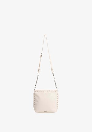 Beige křížová taška s hroty, syntetický materiál, plochý tvar, nastavitelné ramenní pásky, stříbrné kovové doplňky a jednoduchý design.