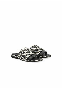 Ciabatte intrecciate in bianco e nero con suola piatta, caratterizzate da un design della cinghia testurizzato e dettagli in pelle liscia.