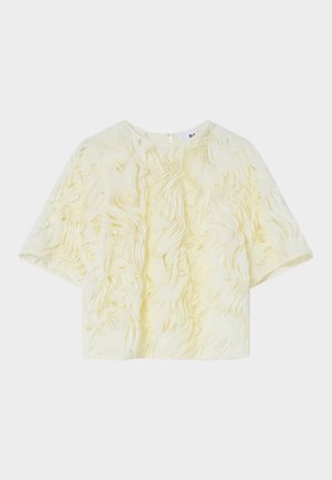 Blouse jaune clair à manches courtes avec motifs floraux et ondulés en relief, encolure ronde et fermeture par bouton au dos.