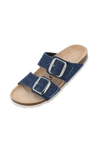Denim slip-on sandaal met twee verstelbare zilveren gespbanden, een gevormde zool en een getextureerde tan binnenzool. Witte rubberen loopzool.