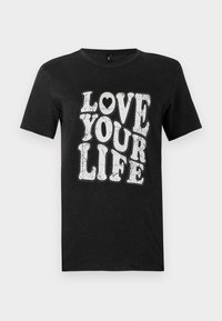 Μαύρο βαμβακερό μπλουζάκι με λευκό κείμενο που γράφει «LOVE YOUR LIFE.» Το σχέδιο περιλαμβάνει διακοσμητικές κουκκίδες και μια καρδιά. Μανίκια κοντά.
