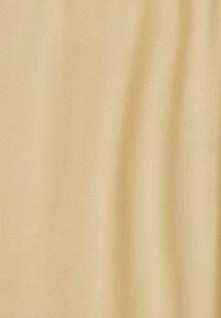 Tessuto beige chiaro con una trama testurizzata e un motivo a costine diagonali, che crea una superficie liscia in grado di riflettere la luce in modo sottile.