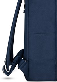 Borsa a spalla in tessuto blu navy con superficie testurizzata, tracolla imbottita regolabile e tasca laterale per ulteriore spazio di stivaggio.
