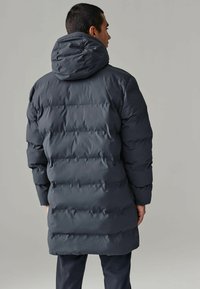 Dunkelblauer Daunenmantel mit Kapuze. Verfügt über ein gestepptes Design mit horizontalen Abschnitten, dicker Polsterung und langen Ärmeln.