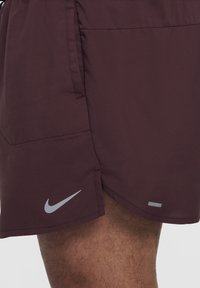 Nike Performance STRIDE - Pantalón corto de deporte - burgundy crush black reflective silv