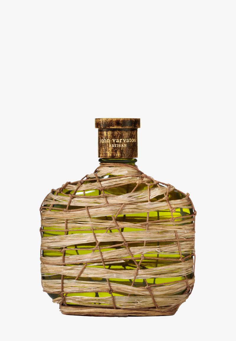 Grüne Glasflasche mit einer Hülle aus gewebten Naturfasern und einem bronzefarbenen Verschluss. Auf dem Verschluss ist das eingravierte Logo zu sehen: "john varvatos artisan."