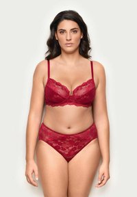 Rød blonde bh og matchende high-waisted trusse sæt med blomster mønster, scalloped kanter og justerbare stropper. Glat tekstur.