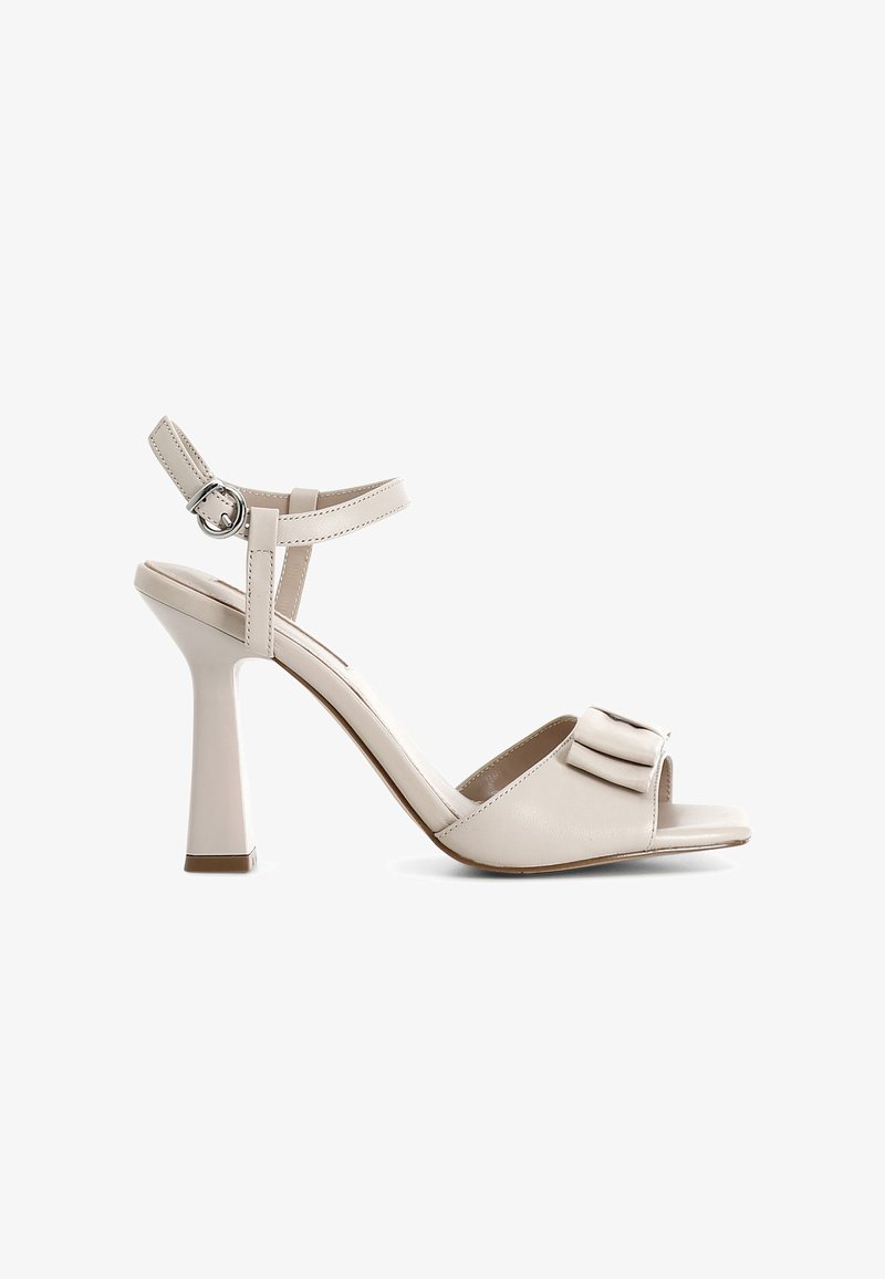Sandale beige à talon haut avec bride à la cheville, boucle argentée, bout ouvert et détail plié décoratif sur la bride avant.