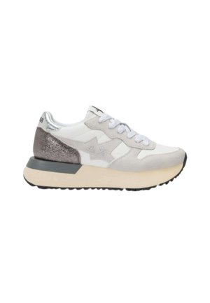 Vetersneakers met een wit en grijs ontwerp, featuring suède en metallic accenten, een textuurzool en een sterlogo-detail.