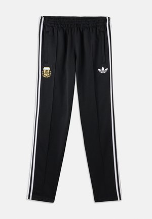 Schwarze Trainingshose mit weißen Seitenstreifen, elastischem Bund, Wappen des argentinischen Fußballverbands auf dem linken Oberschenkel und Adidas-Logo auf dem rechten Oberschenkel.