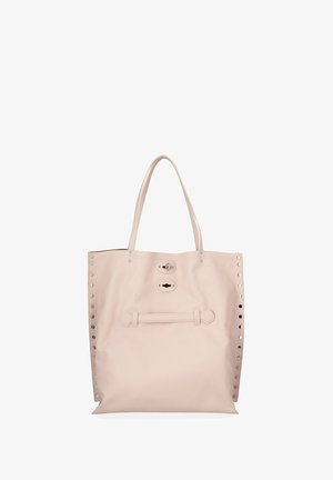 Sac fourre-tout en cuir rose clair avec doubles anses, clous métalliques le long des côtés, et deux petits fermoirs à cadenas centrés près du haut.