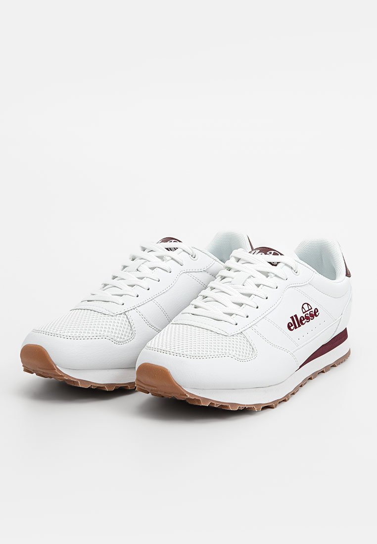 Sneakers sportive bianche realizzate in materiali in rete e pelle, con una striscia di accento in bordeaux e branding, e una suola in gomma marrone testurizzata.