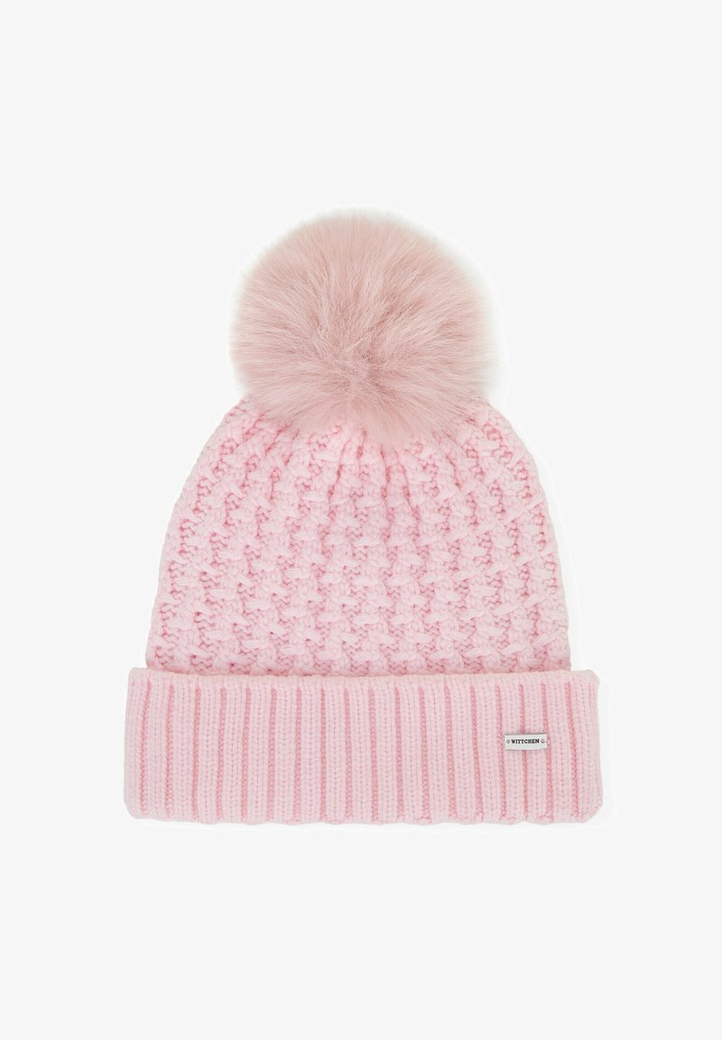 Cuffia rosa lavorata a maglia con motivo a rilievo, caratterizzata da un soffice pompon sulla cima e da un risvolto a coste in basso. Etichetta del marchio visibile.