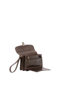 Bruine leren schoudertas met een ritssluiting, meerdere compartimenten, een polsband en een gladde textuur. Vervaardigd met metalen accenten.