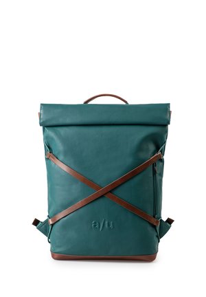 Türkisfarbener Rolltop-Rucksack mit braunen Lederriemen, die vorne gekreuzt sind, braunem Ledergriff und einem geprägten "a/u"-Logo in der unteren Mitte.