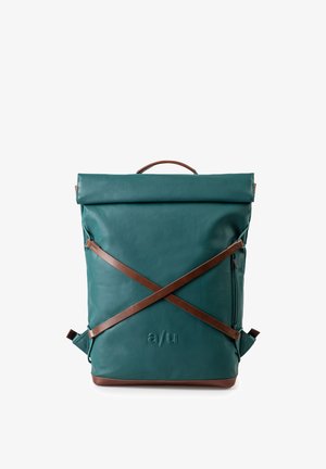 Türkisfarbener Rolltop-Rucksack mit braunen Lederriemen, die vorne gekreuzt sind, braunem Ledergriff und einem geprägten "a/u"-Logo in der unteren Mitte.