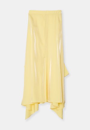 Dzeltena midi svārku ar augstu-zemu apakšmalu, izgatavota no spīdīga, gluda auduma. Iezīmēta ar pieguļošu jostasvietu un plūstošu siluetu.