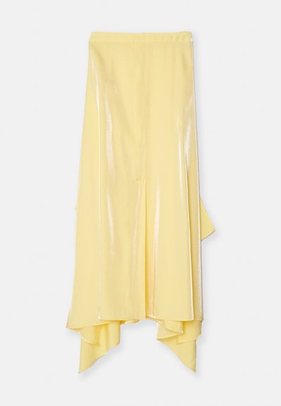 Κίτρινη midi φούστα με ασύμμετρο στρίφωμα, φτιαγμένη από λαμπερό, ομαλό ύφασμα. Διαθέτει εφαρμοστό μέσοι και ρέουσα σιλουέτα.